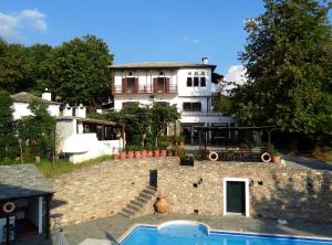 Bazén v ubytovaní Hotel Vrionis alebo v jeho blízkosti
