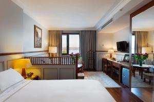 イスタンブールにあるアルマダ イスタンブール オールド シティ ホテルのベッドとデスクが備わるホテルルームです。