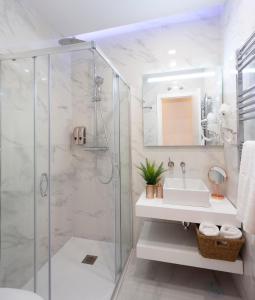un bagno con doccia e lavandino di MIMA Suites Chueca a Madrid