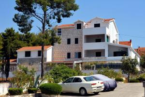 Budova, kde se apartmán nachází + 37 fotografií