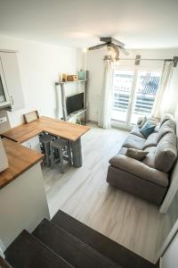 een woonkamer met een bank en een tafel bij Luna in Sierra Nevada