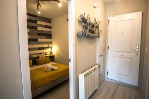 een kleine slaapkamer met een bed en een witte deur bij Luna in Sierra Nevada