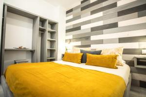 een slaapkamer met een groot geel bed met gele kussens bij Luna in Sierra Nevada
