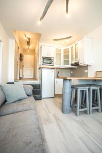 een keuken met witte kasten en een tafel en een bank bij Luna in Sierra Nevada