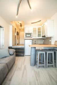 een woonkamer met een bank en een keuken bij Luna in Sierra Nevada