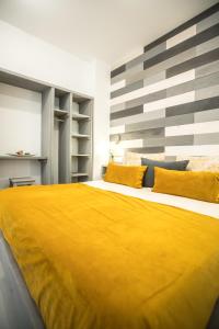 een slaapkamer met een groot bed met gele lakens bij Luna in Sierra Nevada