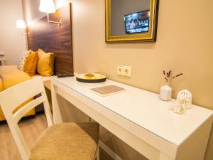 TV a/nebo společenská místnost v ubytování Allure Rooms & Coffee
