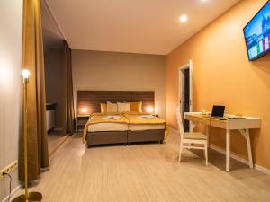 Un pat sau paturi într-o cameră la Allure Rooms & Coffee