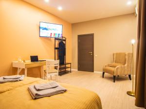 TV a/nebo společenská místnost v ubytování Allure Rooms & Coffee