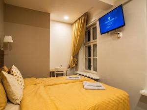 TV a/nebo společenská místnost v ubytování Allure Rooms & Coffee