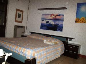 1 dormitorio con 1 cama y una foto en la pared en Ianua Coeli, en Mosso Santa Maria