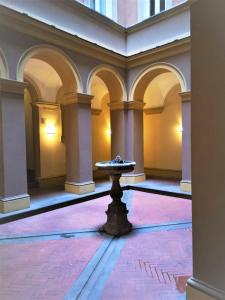 una grande stanza con una fontana al centro di Trevi Nice Holiday - Luxury Apartment a Roma