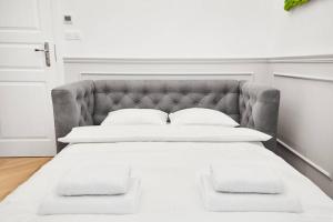 Posteľ alebo postele v izbe v ubytovaní HOUSEHOST Apartment I: Studencka Street