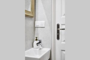 Kúpeľňa v ubytovaní HOUSEHOST Apartment I: Studencka Street + 8 fotografií