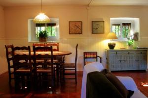 un comedor con mesa y sillas en una habitación en Casa Rural Luna, en Candeleda