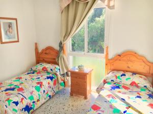 um quarto com 2 camas e uma janela em C12 em Tossa de Mar