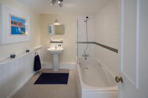 Ванна кімната в No 88 UPPER ST GILES - Elegant, Stylish Townhouse
