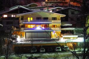 duży dom z oświetleniem w śniegu w obiekcie Ferienhaus Irene w mieście Seefeld in Tirol
