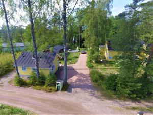 uma vista superior de uma casa e de uma estrada em Pikku Torppa Cottage em Kotka