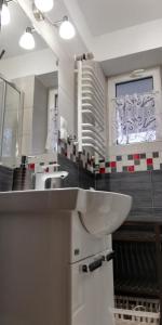 ザコパネにあるComfortStudioのバスルーム(洗面台、鏡付)