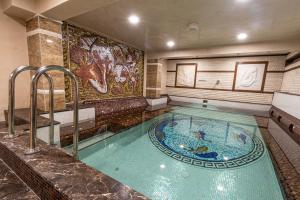 duży basen w pokoju hotelowym z wanną w obiekcie Sunny Paradise ll - Daniela Wellness and SPA w mieście Kiten
