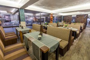 A restaurant or other place to eat at Sunny Paradise ll
