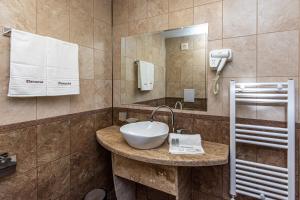 A bathroom at Sunny Paradise ll
