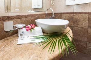 A bathroom at Sunny Paradise ll