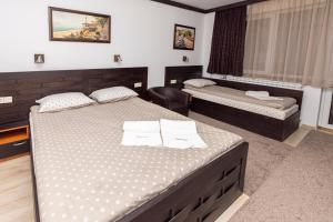 A bed or beds in a room at Sunny Paradise ll
