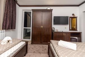 A bed or beds in a room at Sunny Paradise ll
