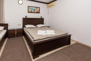 A bed or beds in a room at Sunny Paradise ll