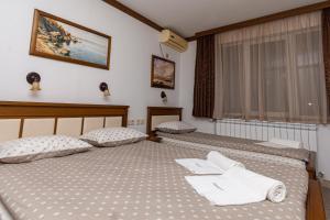 A bed or beds in a room at Sunny Paradise ll