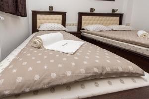 A bed or beds in a room at Sunny Paradise ll