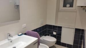 A bathroom at BLURAPALLO