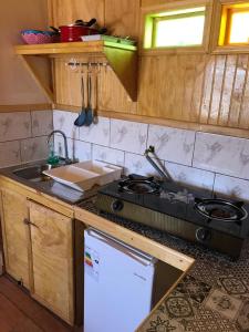 una cucina con piano cottura e lavandino di Mini Loft a El Quisco