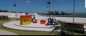 un parque infantil con zona de juegos en Golden Lake Residence Arraial do Cabo, en Arraial do Cabo