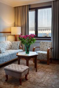 イスタンブールにあるアルマダ イスタンブール オールド シティ ホテルのリビングルーム(ソファ、花のテーブル付)