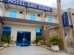 a hotel sao julias with a sign on it em Hotel São Judas em Jundiaí