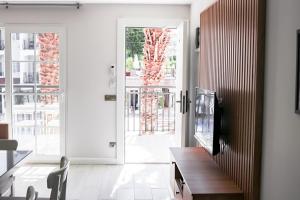 una sala de estar con una puerta que conduce a un patio en Sea Breeze Hotel and Apartments, en Ölüdeniz