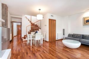 - un salon avec une table et un canapé dans l'établissement Stay U-nique Apartments Plaça de Tetuan, à Barcelone