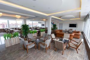 TV a/nebo společenská místnost v ubytování World Point Hotel Besyol