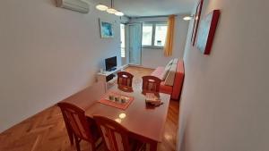 Televízia a/alebo spoločenská miestnosť v ubytovaní Apartment Jen