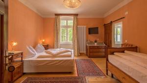 sypialnia z 2 łóżkami i umywalką w obiekcie Hotel Lago di Braies w mieście Braies