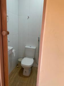 ein kleines Bad mit WC und Waschbecken in der Unterkunft Suíte em São José de Ribamar in São José de Ribamar