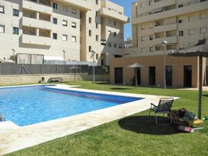 una piscina frente a un edificio en Apartamento en Jerez de la Frontera, en Jerez de la Frontera