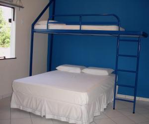 um quarto com 2 beliches num quarto azul em Ferrari Palace Hotel em Boa Vista