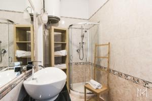 uma casa de banho com um lavatório e um chuveiro em Mulberry House em Trani