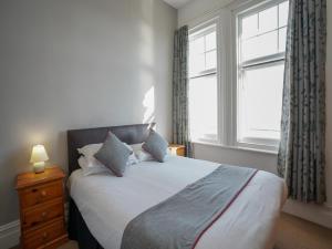 sypialnia z dużym łóżkiem i oknem w obiekcie OYO Shanklin Beach Hotel w mieście Shanklin
