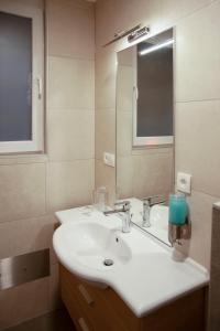 Ένα μπάνιο στο Studio Apartment Theatre View +52 φωτογραφίες