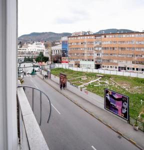 une vue sur une rue de la ville avec des bâtiments en arrière-plan dans l'établissement Studio Apartment Theatre View, à Sarajevo